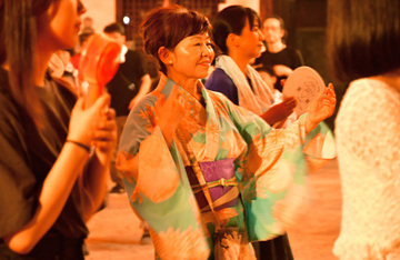  伝統の「流し節」から広がる踊りの輪