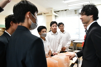 万博のピンク岩塩が八尾の中学生に