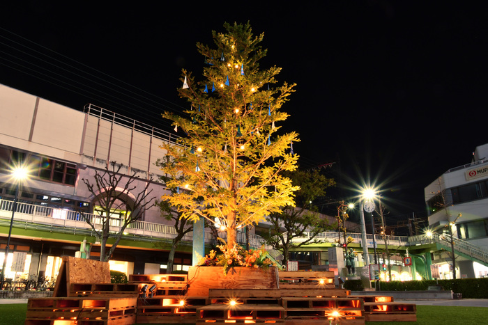 近鉄八尾駅前広場のクリスマスイルミネーション