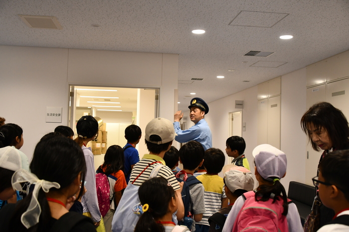 新しい八尾警察署で、危険から身を守る手段を学ぶ