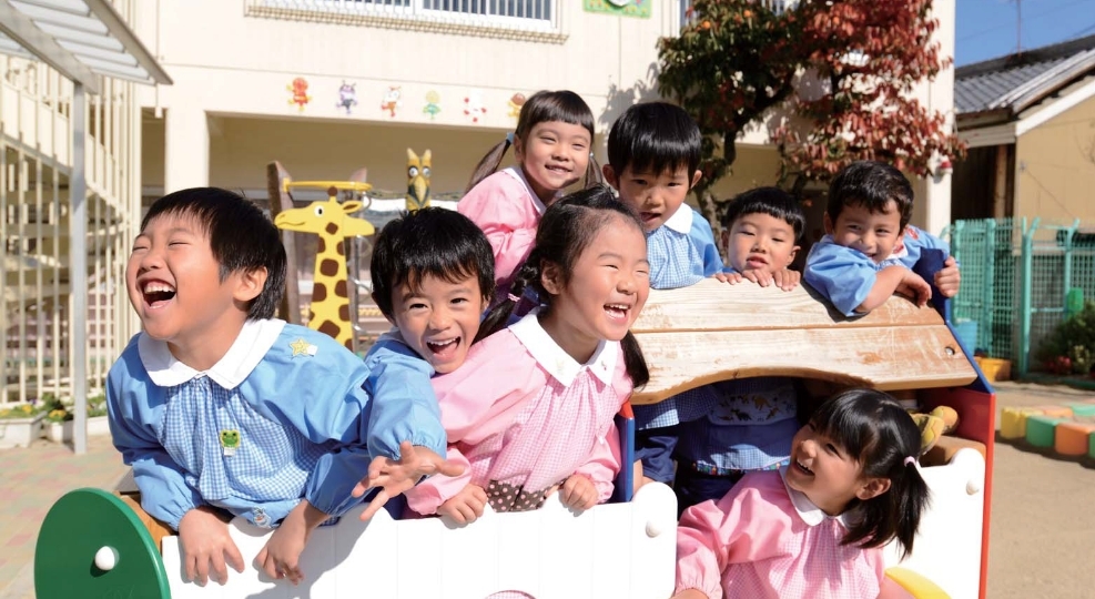 笑顔の子供たちの写真
