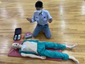 写真：AEDが心電図を解析している様子