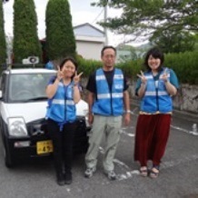 写真：パトロールカーと市職員、学生ボランティア