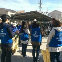 写真：ひったくり防止カバー取り付け中2