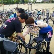 写真：ひったくり防止カバー取り付け中1