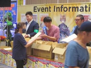 写真：イベントの様子4　防犯グッズの配布