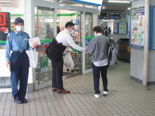 写真：近鉄八尾駅改札前での啓発品配布の様子1