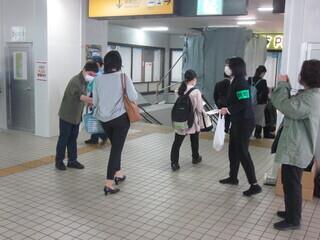 写真：近鉄八尾駅改札前での啓発品配布の様子2