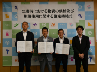 写真：イズミヤ株式会社、株式会社エイチ・ツー・オー商業開発との協定締結式の様子
