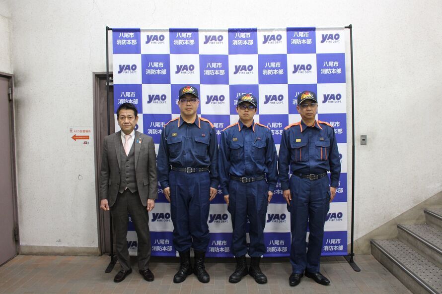 写真:大松市長と派遣職員と消防長