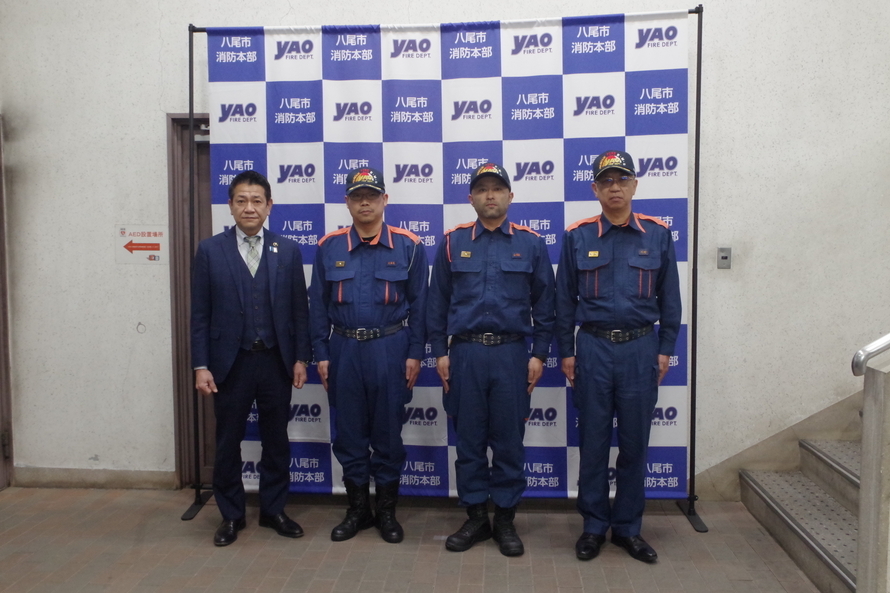 写真:大松市長と派遣職員と消防長