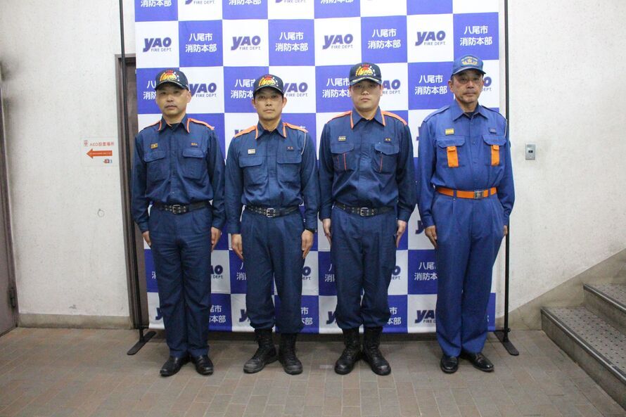 写真:消防署長と派遣職員と松村団長