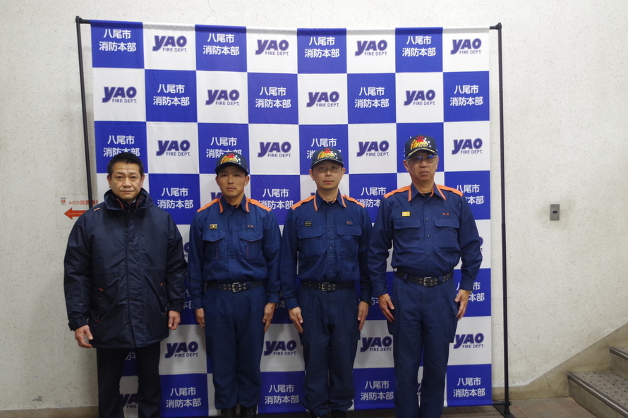 写真：大松市長と派遣職員と消防長