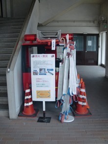 写真：傘入れの玄関ロビー設置状況