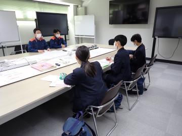 写真：中学生が消防職員へインタビューする様子