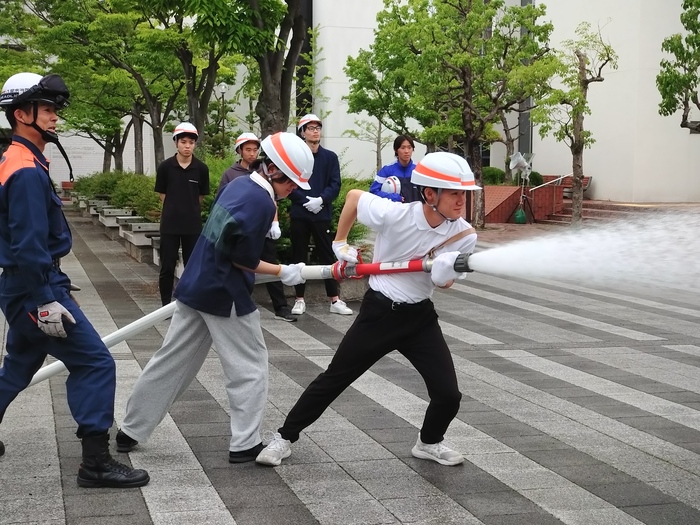 写真:可搬ポンプ取扱い訓練での放水の様子