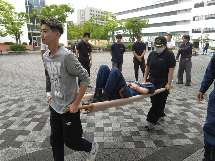 応急担架作製訓練の様子