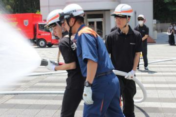 写真:可搬ポンプ取扱い訓練での放水の様子