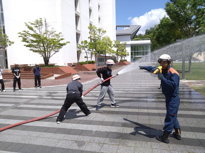 写真：可搬ポンプによる放水訓練の様子