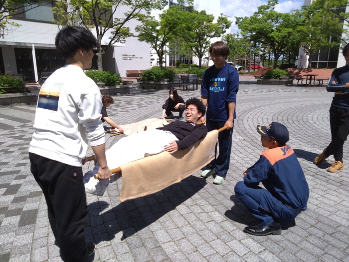 写真：応急担架作製訓練の様子