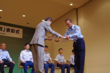 写真：「大阪の消防大賞」表彰式　大賞を授与2