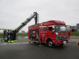 写真：屈折放水塔付多機能消防ポンプ自動車　MF52