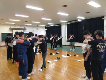 普通救命講習で三角巾の使用方法を実践する写真