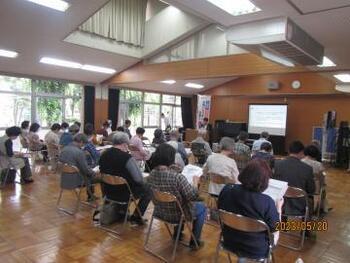 写真:講演中