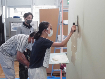 写真:しっくい塗り体験1