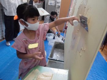 写真:しっくい塗り体験2