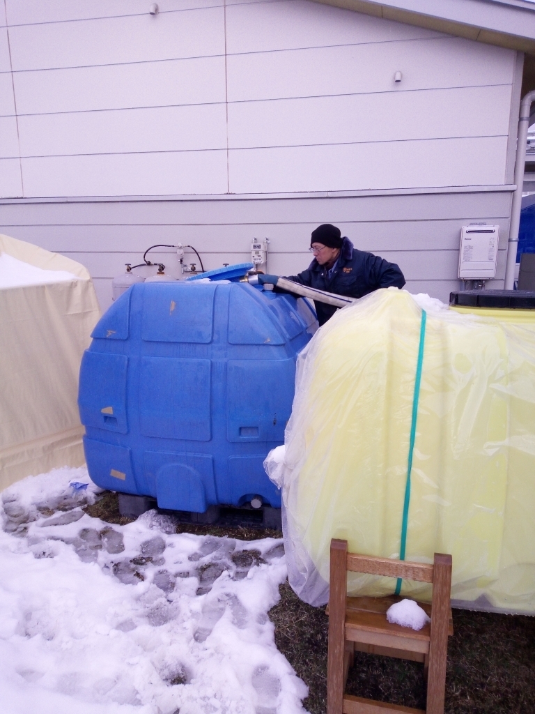 写真:雪の中での給水活動