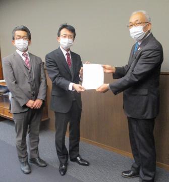 答申書手交式の写真
