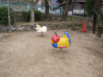 写真:スイング遊具2台