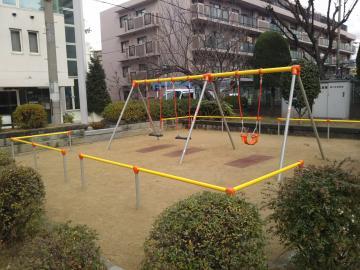 写真:3連ブランコ