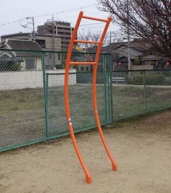 写真:健康遊具(ジャンプタッチ)