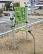 写真:健康遊具(腕伸ばし測定)