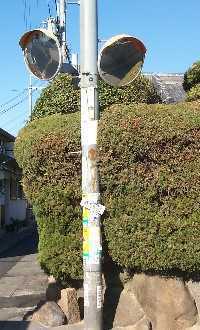 写真：2面つけられたカーブミラー
