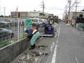 写真：道路側溝の清掃1