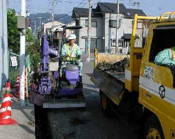 写真：道路側溝の清掃2