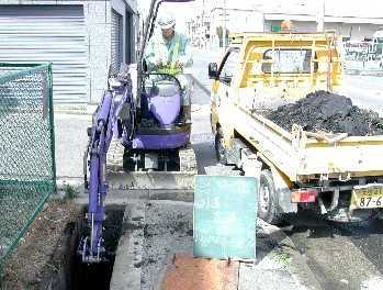 写真：道路側溝の清掃3