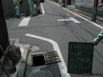 写真：雨水桝の清掃1