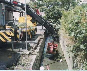 写真：超小型バックホウとクレーン車による水路清掃3