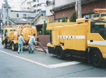 写真：高圧洗浄車とバキューム車による清掃2