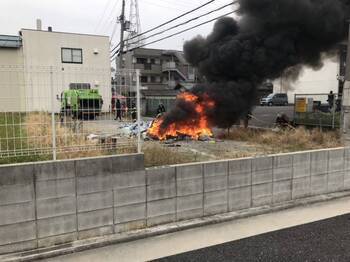 写真:パッカー車火災