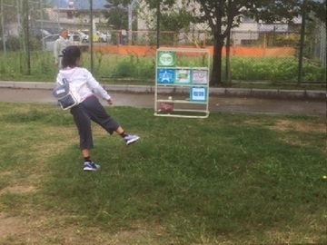 写真：ストラックアウトをするこども