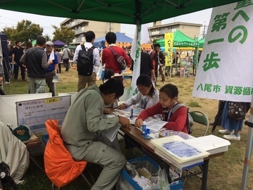 写真：雑がみ袋をつくるこども