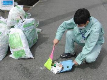 写真：ごみを片付けている様子