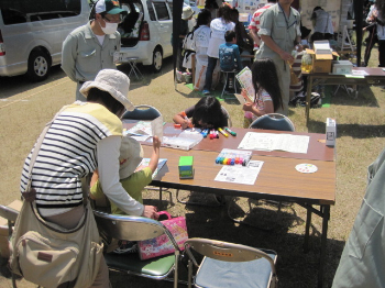 写真：絵を描く母と娘