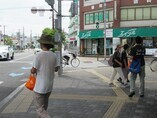 写真:駅東交差点周辺(ローソン前)
