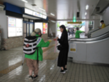 写真：駅中央出入口1階エスカレーター周辺